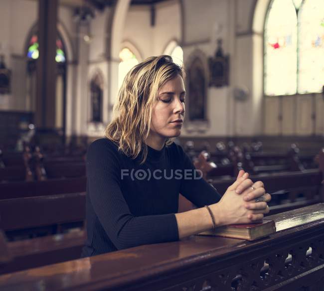 Neugierige Frau in Kirche — Stockfoto