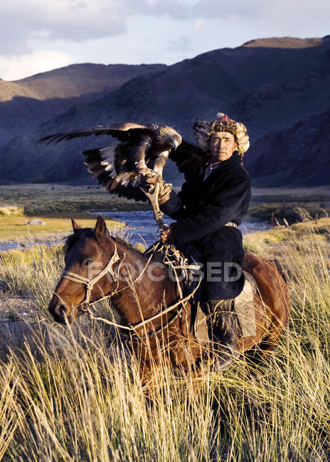 Kasachische Männer jagen Füchse und Wölfe — Stockfoto