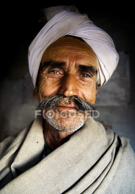 Hombre indio sénior indígena - foto de stock