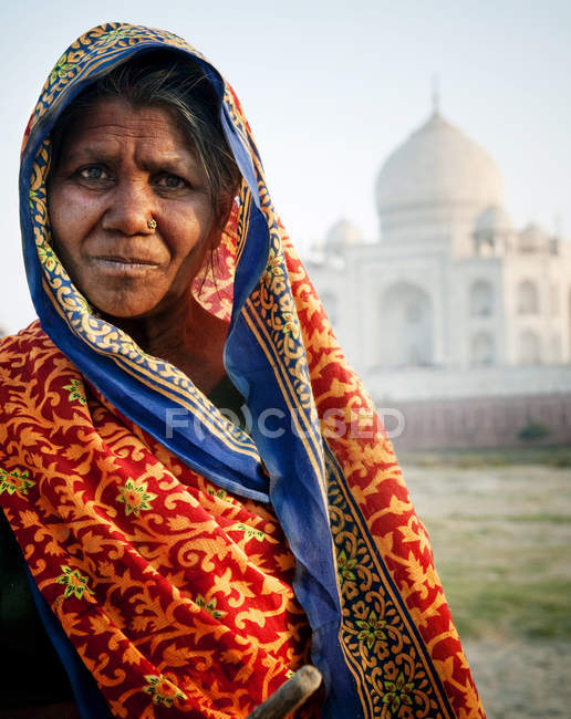 Indigenous Indian Woman near Taj Mahal — Stock Photo