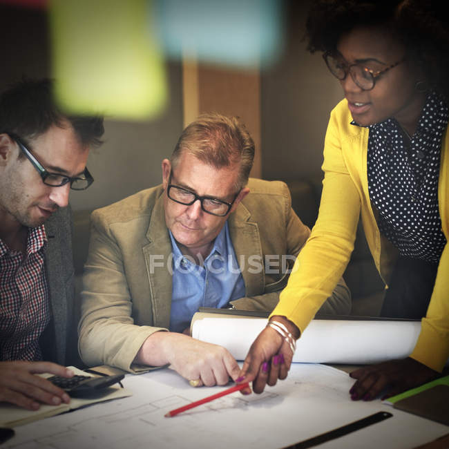 Brainstorming von Geschäftsleuten im Büro — Stockfoto