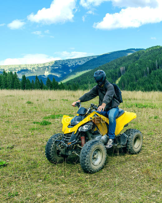 Людина на Atv Quad-велосипеда на дорозі гори — стокове фото