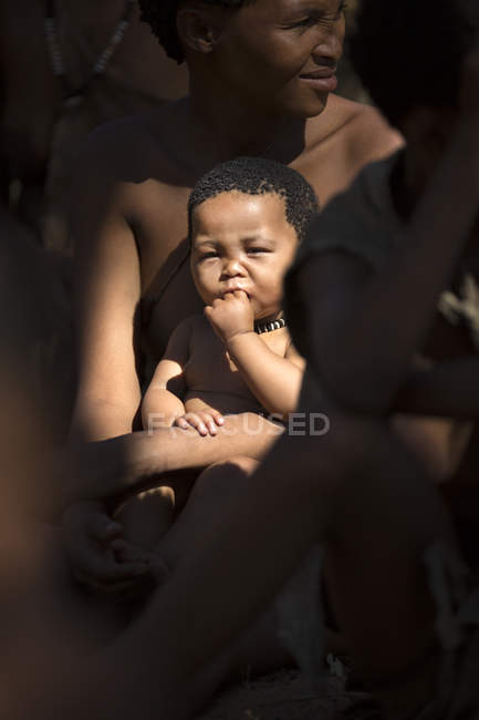 Himba жінка з маленькою дитиною — стокове фото