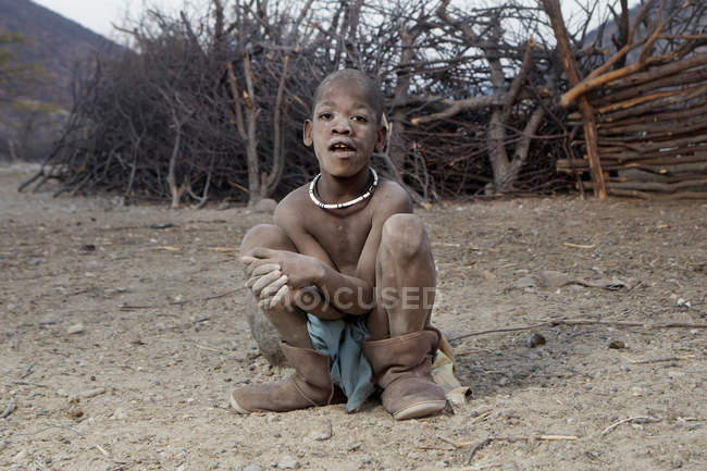 Himba хлопчик в селі — стокове фото