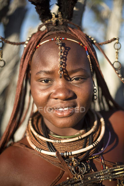 Himba жінка позах у своє село — стокове фото