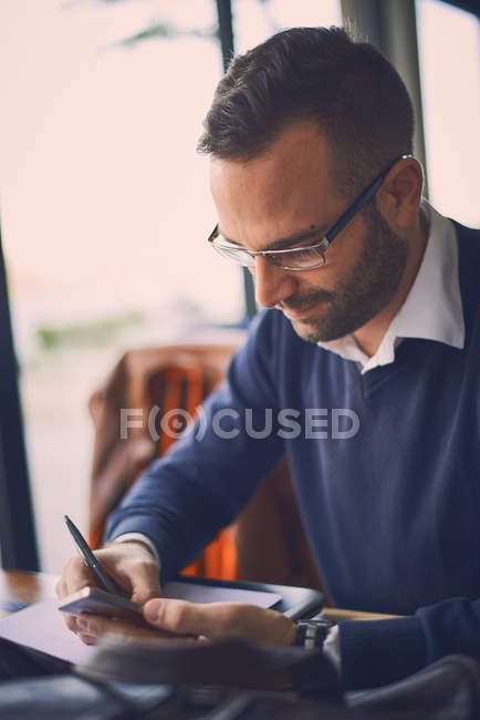 Male freelancer connecting to wireless via laptop computer — Stock Photo