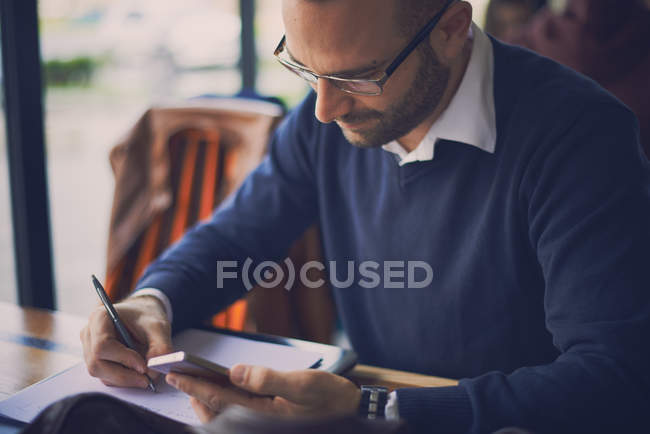 Male freelancer connecting to wireless via laptop computer — Stock Photo