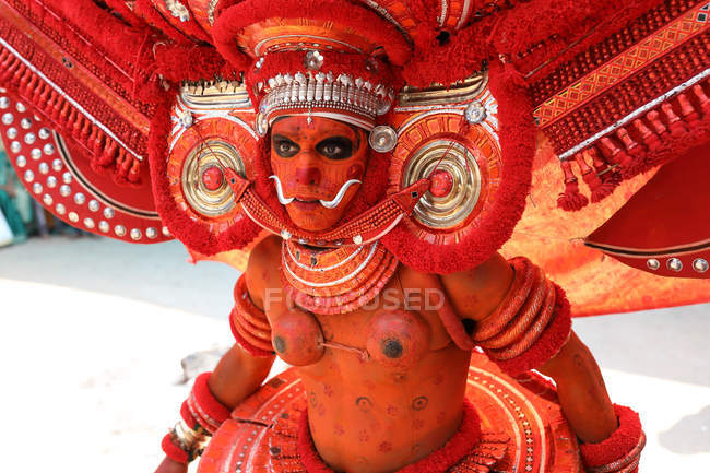 Unidentified dancer at a traditional Theyyam ceremony — Stock Photo