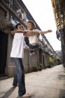 Père chinois tenant son fils dans la rue — Photo de stock
