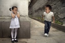 Niños chinos jugando al escondite - foto de stock