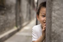 Chinesischer Junge spielt Verstecken — Stockfoto