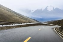 Извилистая дорога в горах Тибета, Китай — стоковое фото