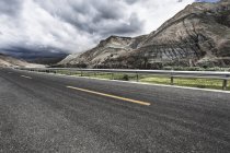 Estrada sinuosa nas montanhas do Tibete, China — Fotografia de Stock