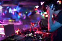 Männlicher DJ beim Plattenkratzen in Nachtclub — Stockfoto