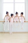 Артисты балета Китая отдыхают на барре в танцевальной студии — стоковое фото