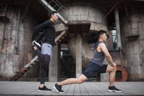 Chinesische Männer dehnen sich auf der Straße — Stockfoto