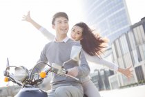 Chinês casal equitação motocicleta juntos — Fotografia de Stock