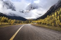 Highway in misty mountains in Sichuan province, China — Stock Photo
