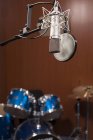 Vista de cerca del micrófono en el estudio de grabación - foto de stock