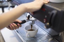 Primo piano delle mani bariste che fanno il caffè — Foto stock