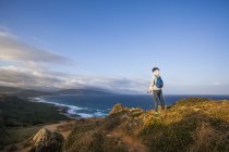 Rear view of tourist standing on mountain in Kenting national park, Taiwan — Stock Photo