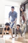 Feliz familia china divirtiéndose en casa - foto de stock