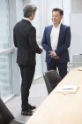 Empresários conversando na sala de reuniões — Fotografia de Stock