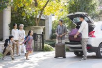 Emballage familial chinois multi-génération pour voyage en voiture — Photo de stock