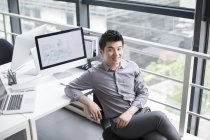 Homme d'affaires chinois au travail au bureau — Photo de stock