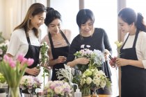 Mulheres asiáticas aprendendo arranjo de flores — Fotografia de Stock