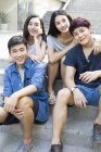 Amigos chineses nas escadas de rua e olhando na câmera — Fotografia de Stock