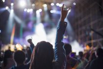 Китаянка делает рок-н-ролльный знак на музыкальном фестивале — стоковое фото