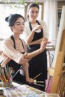 Asiatique femmes peinture dans art studio — Photo de stock