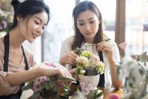 Азіатські жінки навчання Улаштування квітки — стокове фото