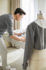 Diseñador de moda chino mirando bosquejo - foto de stock