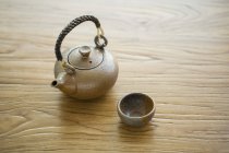 Традиційні китайські чайник і чай чашка на дерев'яні таблиці — стокове фото