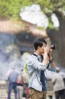 Chinese man taking pictures in Lama Temple — Stock Photo