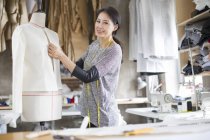 Designer de moda chinesa trabalhando em estúdio — Fotografia de Stock