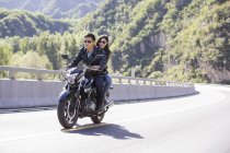 Cinese coppia equitazione moto insieme — Foto stock