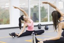 Азиатки, практикующие йогу в спортзале — стоковое фото