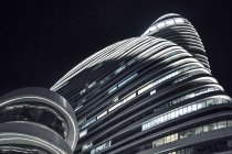 Частичный обзор современного небоскреба в Ванцзине, Пекин, Китай — стоковое фото