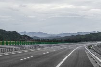 Vista panorámica de la carretera de montaña en China - foto de stock