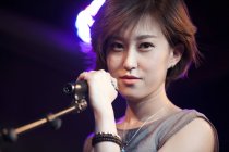 Donna cinese che canta sul palco — Foto stock