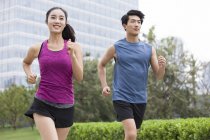 Chinês casal jogging no parque — Fotografia de Stock