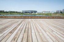 Urban scene of wooden footbridge and modern architecture in China — Stock Photo