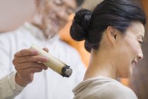 Maduro chino médico dando mujer moxibustión - foto de stock