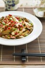 Tofu frito tradicional chino con verduras - foto de stock