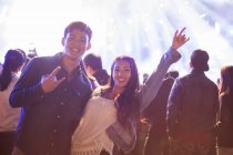Pareja china divirtiéndose en festival de música - foto de stock