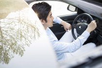 Asiatischer Mann sitzt im Auto — Stockfoto