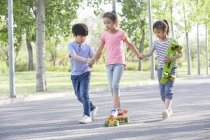 Skateboard cinese per bambini sulla strada del parco — Foto stock